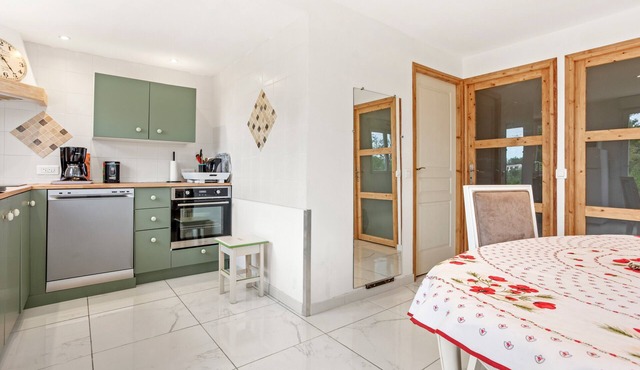 Charmant Apartment Brignoles with Private Terrace and Air Conditioning
