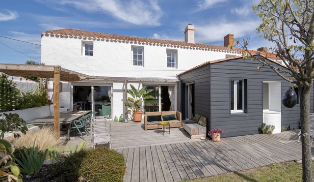 Charme et Confort en bord de mer by Interhome