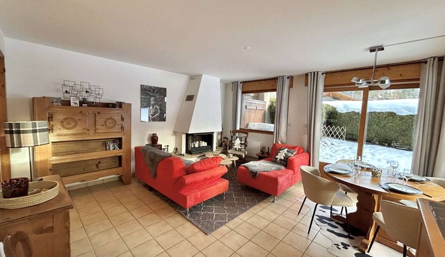Charming 2-bedroom apartment, garden, parking, and wifi in Demi-Quartier