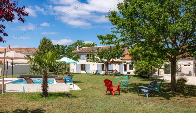 Charming "Bambou" bed and breakfast between Sainte and Royan with swimming pool