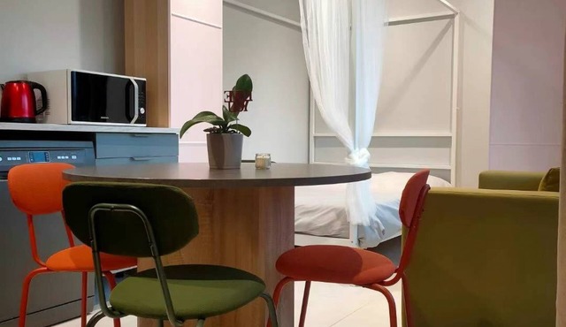 : Charming, Bright, Air-Conditioned Studio