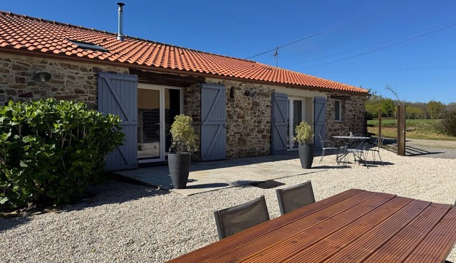 "Charming Cottage with Private Garden, Jacuzzi, and Bikes – Near Nantes & Beach"