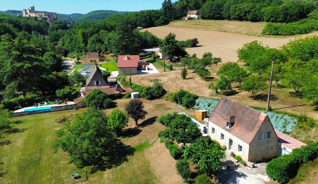 Charming house in Beynac with private heated pool and beautiful garden