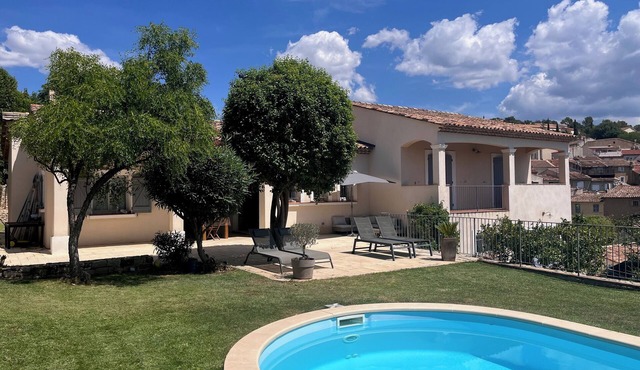 Charming house 180m2, very quiet, swimming pool, enclosed grounds. 1/4 h from beaches