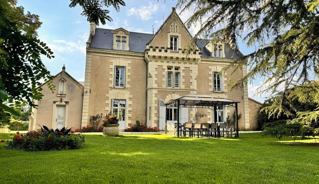 Charming house with pool near Thouars vineyards