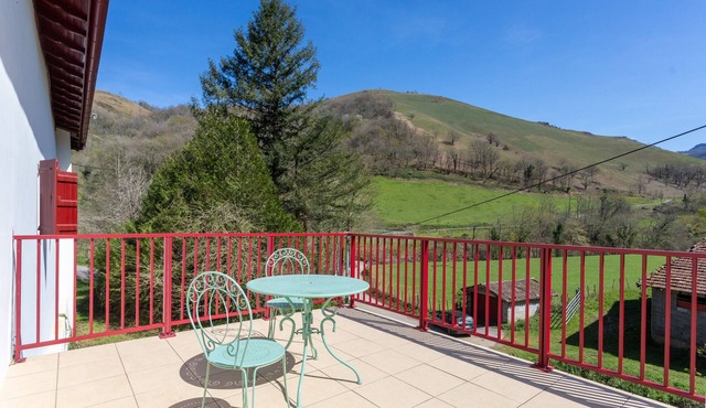 Charming Little Yaitua with Mountain View, Private Terrace and Wi-Fi
