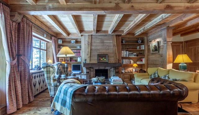 Charming Mountain Apartment with Fireplace & Balcony, Close to Slopes in Val-d'Isère