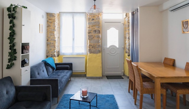 Charming old 2-bedroom house in tranquil Nemours with AC