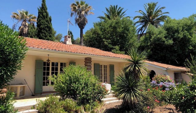 Charming villa with swimming pool 100 metres from the beach in Boulouris