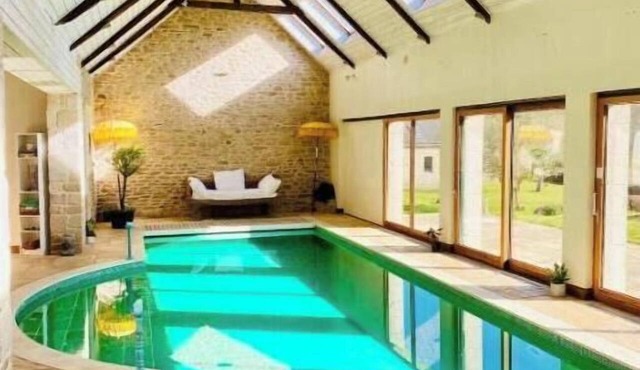 Charming villa with a pool in the heart of an 18th-century estate