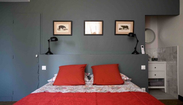 Château Haut Cazevert Guesthouse with Private Pool, Wi-Fi, and Air Conditioning
