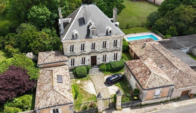Clos Peyredoulle: 4-star hotel with a pool, billiards, and grounds