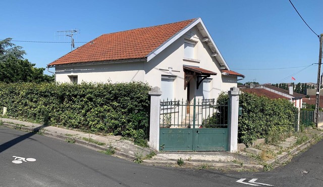 Cognac - Quiet residential area - 620 m2 wooded plot,