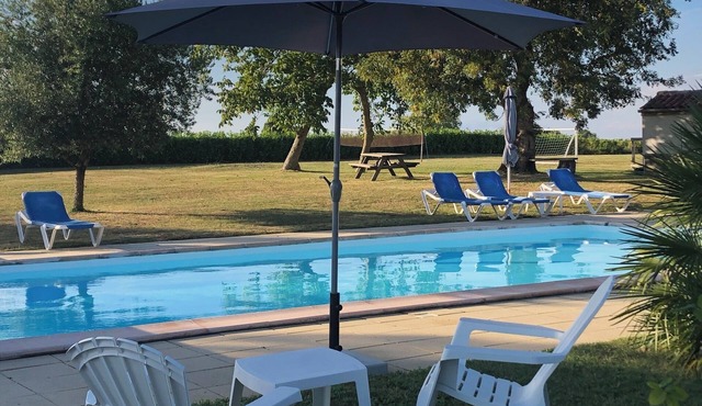 Comfortable gîte for 4 people with swimming pool, large garden - 15 km from the sea