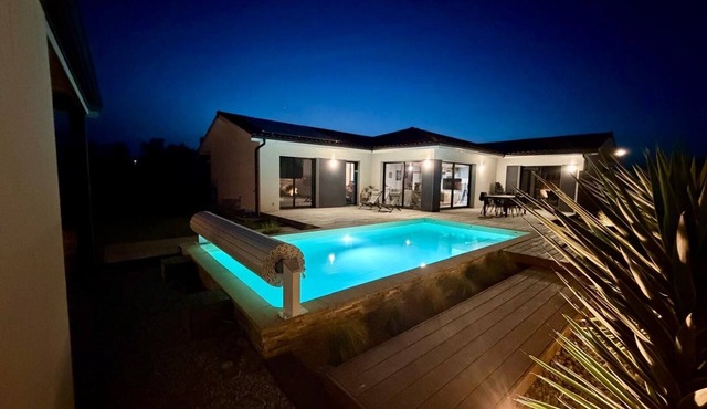 Comfortable villa with swimming pool, close to all amenities.