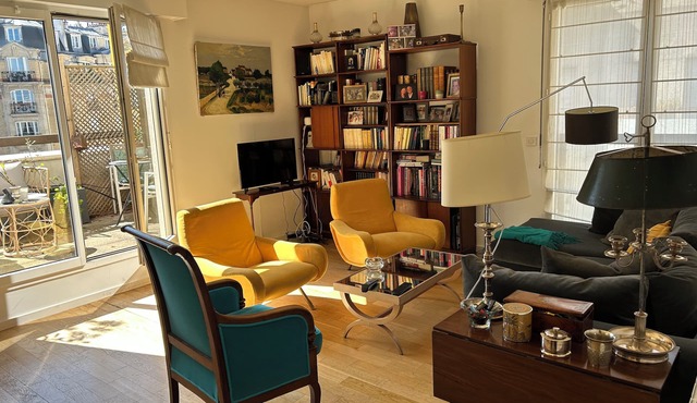 Comfortable 2 bed top floor apartment. Air conditioning. Paris 15 e.