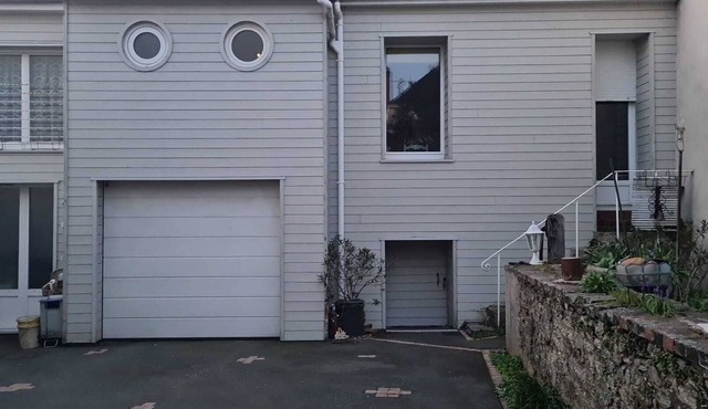 Comfortable apartment in private property overlooking flower garden