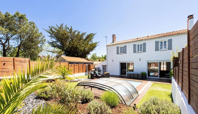 Comfortable house with a pool for 8 people