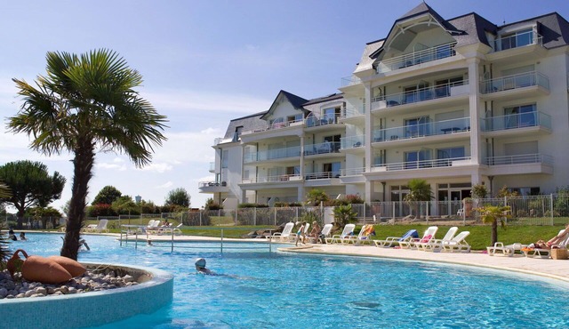 Cosy apartment for 6 guests with WIFI, pool, terrace, pets allowed and parking
