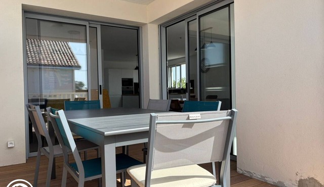 Cottage by the beach - guests