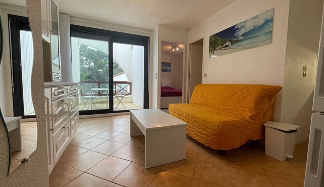 Cozy 1-Bedroom Apartment with Terrace, Steps from Saint-Georges-de-Didonne Beach