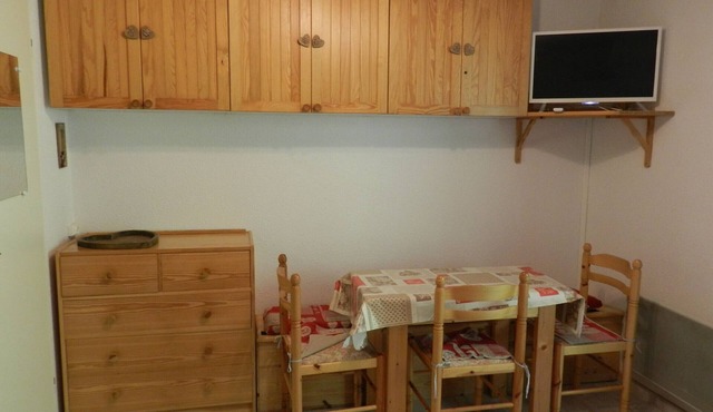 Cozy Apartment for 5, Ski-in/Ski-out, Balcony, Near Slopes and ESF, Free Parking