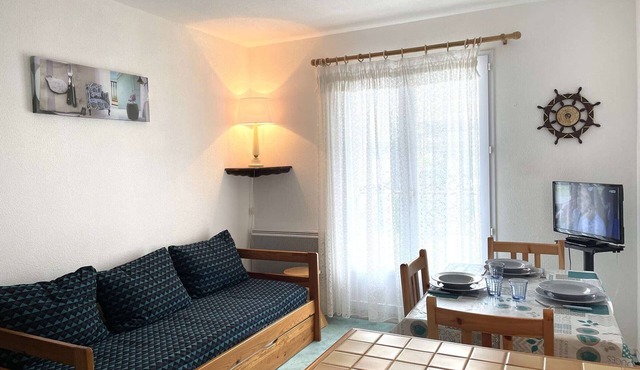 Cozy 1BR Apartment Near Beach with Private Garage, Sleeps 3, Saint-Gilles-Croix-de-Vie
