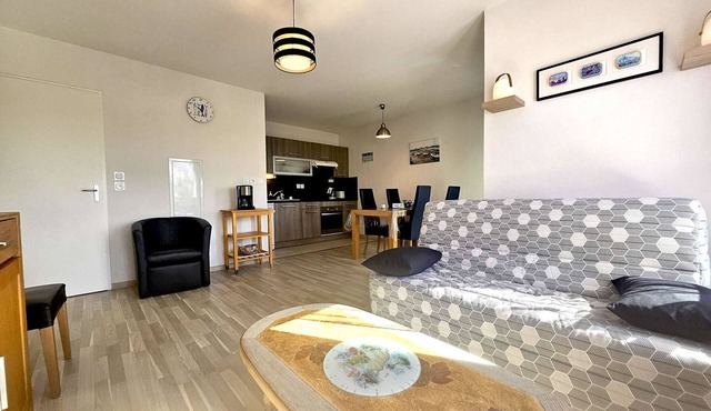 Cozy 1BR Apt, Close to Beach, Balcony & Parking - Sleeps 4