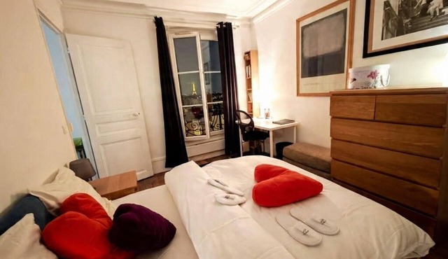 Crazy Skyshow Flat in Montmartre in Paris