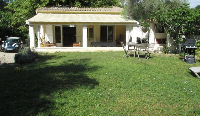 Detached house on family property 1.6 km from the village of Valbonne