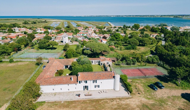 Domaine des Tours - Manor with view