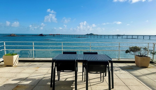 Downtown apartment with panoramic sea view
