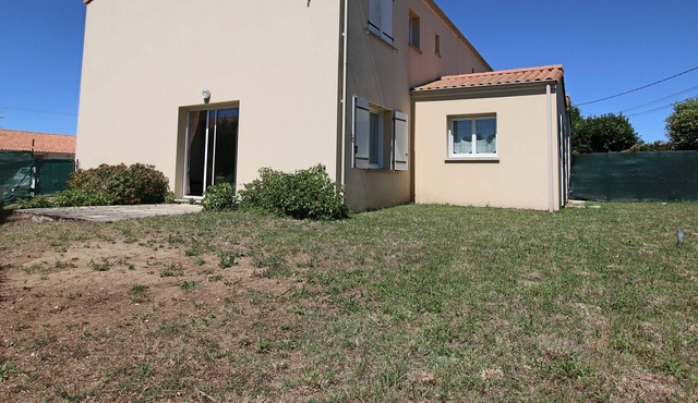 Elma Stay, Location La Martel