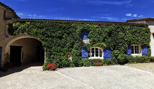 Family 2-bedroom gîte - Cognac countryside, pool, games room, pet friendly