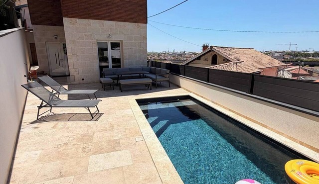 Family home with a pool and a view of Bordeaux
