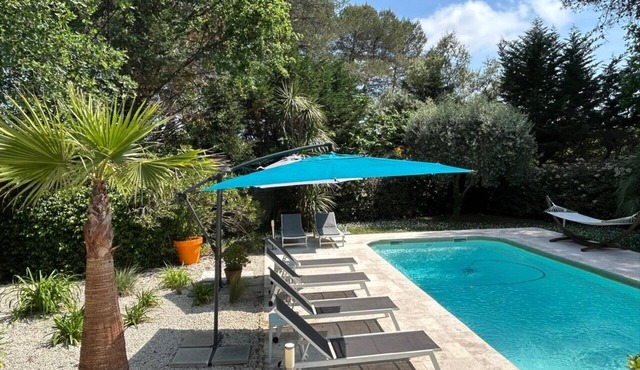 Family or friends villa, pool, A/C, sleeps 8, Valbonne.