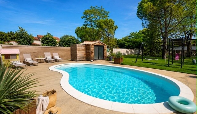 Family villa a few minutes from Cognac, swimming pool & jacuzzi for 12 people