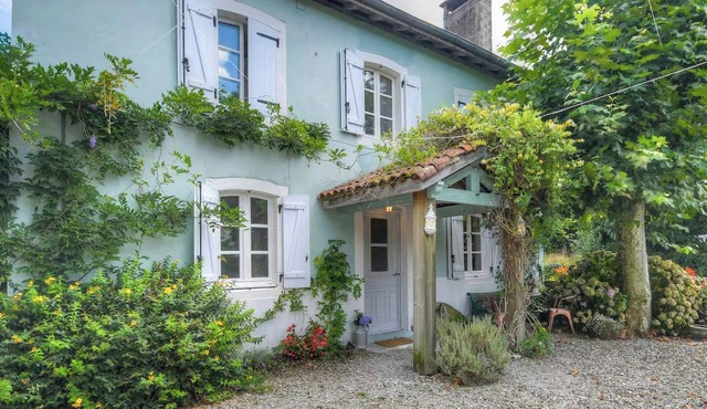 Riverside house with farm animals in Béarn