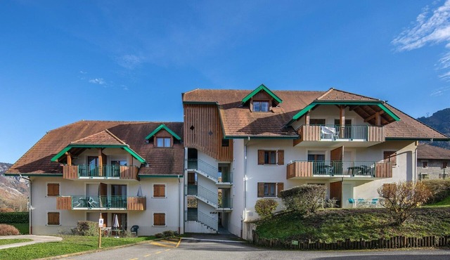 Large 8-Person Apartment in Giez