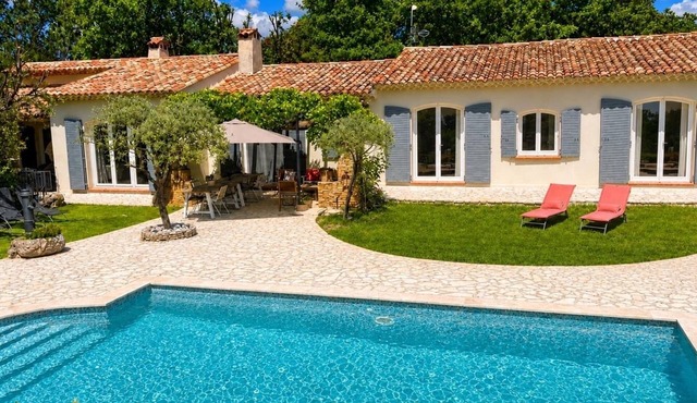 Large Provençal-style family home with swimming pool in a quiet location