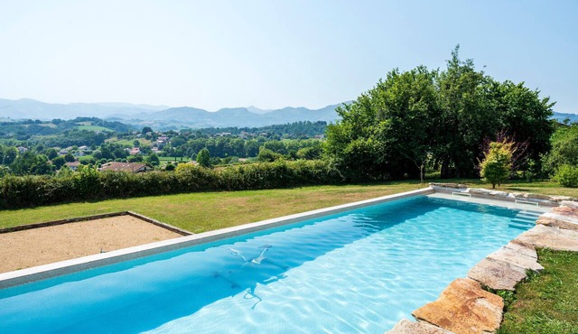 Fully Renovated 16th-Century Farmhouse 20 Minutes from the Ocean, at the Foot of Hiking Trails