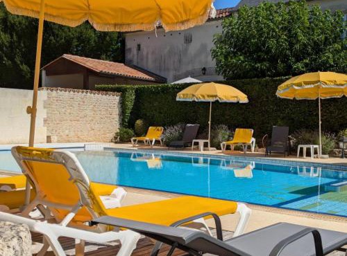 Gîte familial avec piscine chauffée, jardin privé et équipements bébé en pleine propriété viticole. - FR-1-653-18