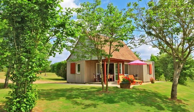 Gite Charly: Private Terrace, Shared Garden, Pool & Wi-Fi in Salignac Eyvigues