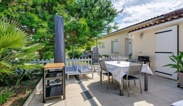 Gîte “Les Lauriers Roses Du 17” with Private Terrace, Wi-Fi, and Air Conditioning