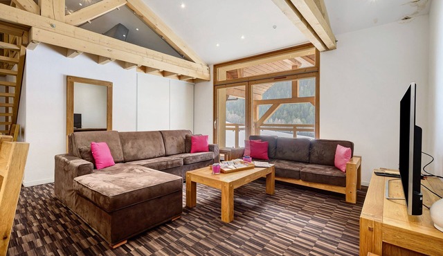 'Grand Renard' Duplex Apartment with Mountain View, Balcony and Wi-Fi