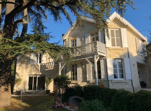 Grande maison familiale hyper calme avec jacuzzi au coeur de Cognac