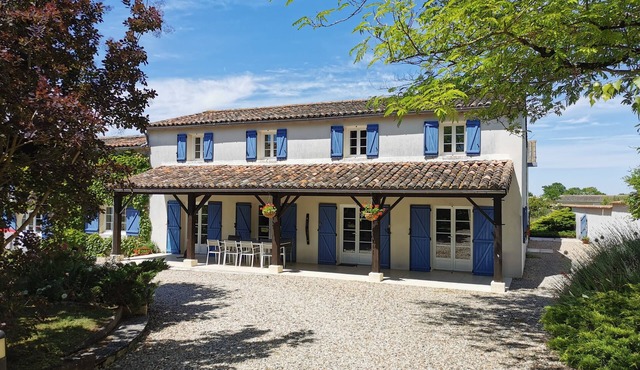 Group 4-bedroom gîte - Cognac countryside, pool, games room, pet friendly