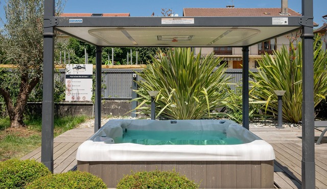 Guest House 'La Suite Des Sommets' with Shared Pool, Shared Terrace and Air Conditioning