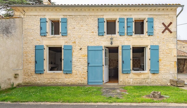 Holiday Home 'La Maison Charentaise' with Private Terrace and Wi-Fi