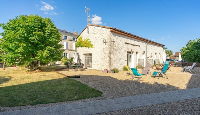 Holiday Home 'Pervenche' with Shared Pool, Private Terrace and Wi-Fi